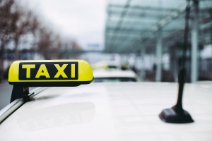 Taxi geöffnet, Fahrzeug beschädigt – Besteht Deckung aus der Privathaftpflichtversicherung?