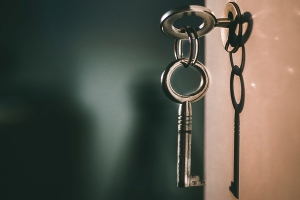 Einbruchdiebstahl: Schlüssel im selben Raum wie Wertschutzschrank – Versicherer ist leistungsfrei!