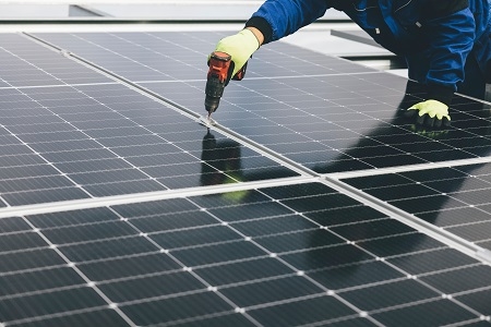 Nachhaltige Energie vom eigenen Dach: Was bei der Errichtung einer PV-Anlage beachtet werden muss